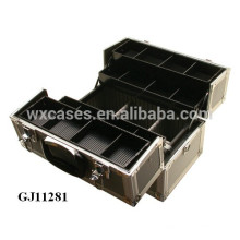 schwarze starke Aluminium-Tool-Box mit 4 Kunststoff-Schalen und verstellbaren Unterteilungen auf dem Gehäuseboden